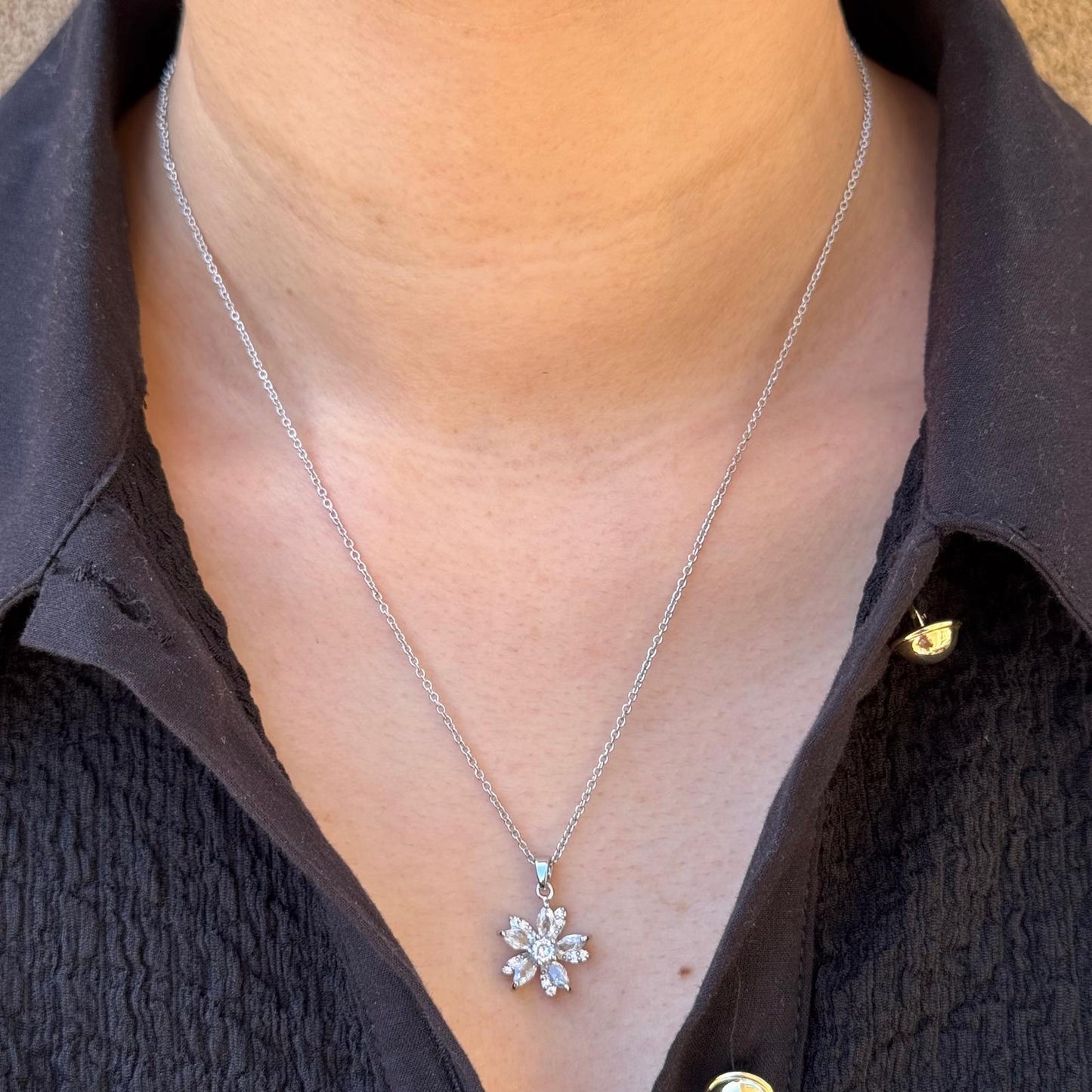 LUX FLOWER NECKLACE