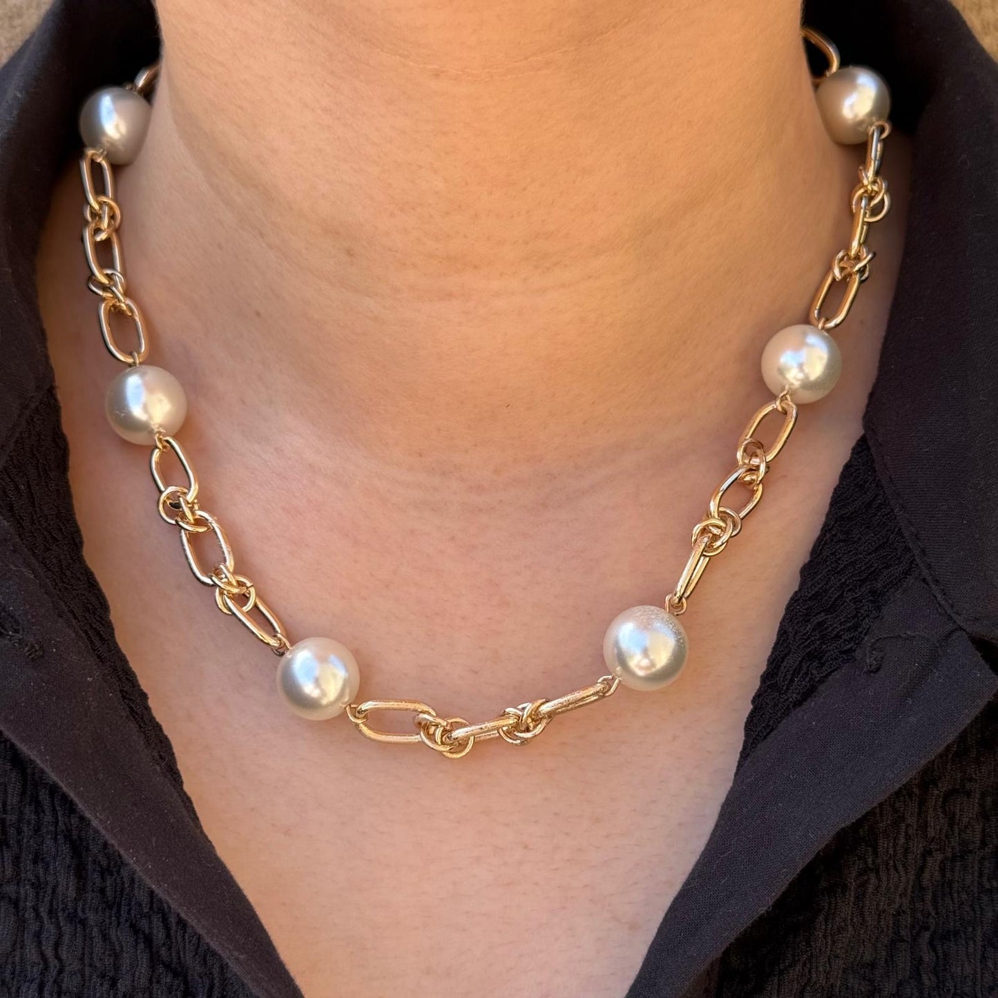 MILA PEARLS NECKLACE