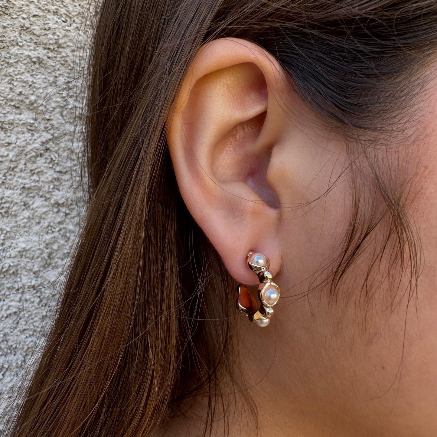 CASSIE PEARL MINI HOOPS